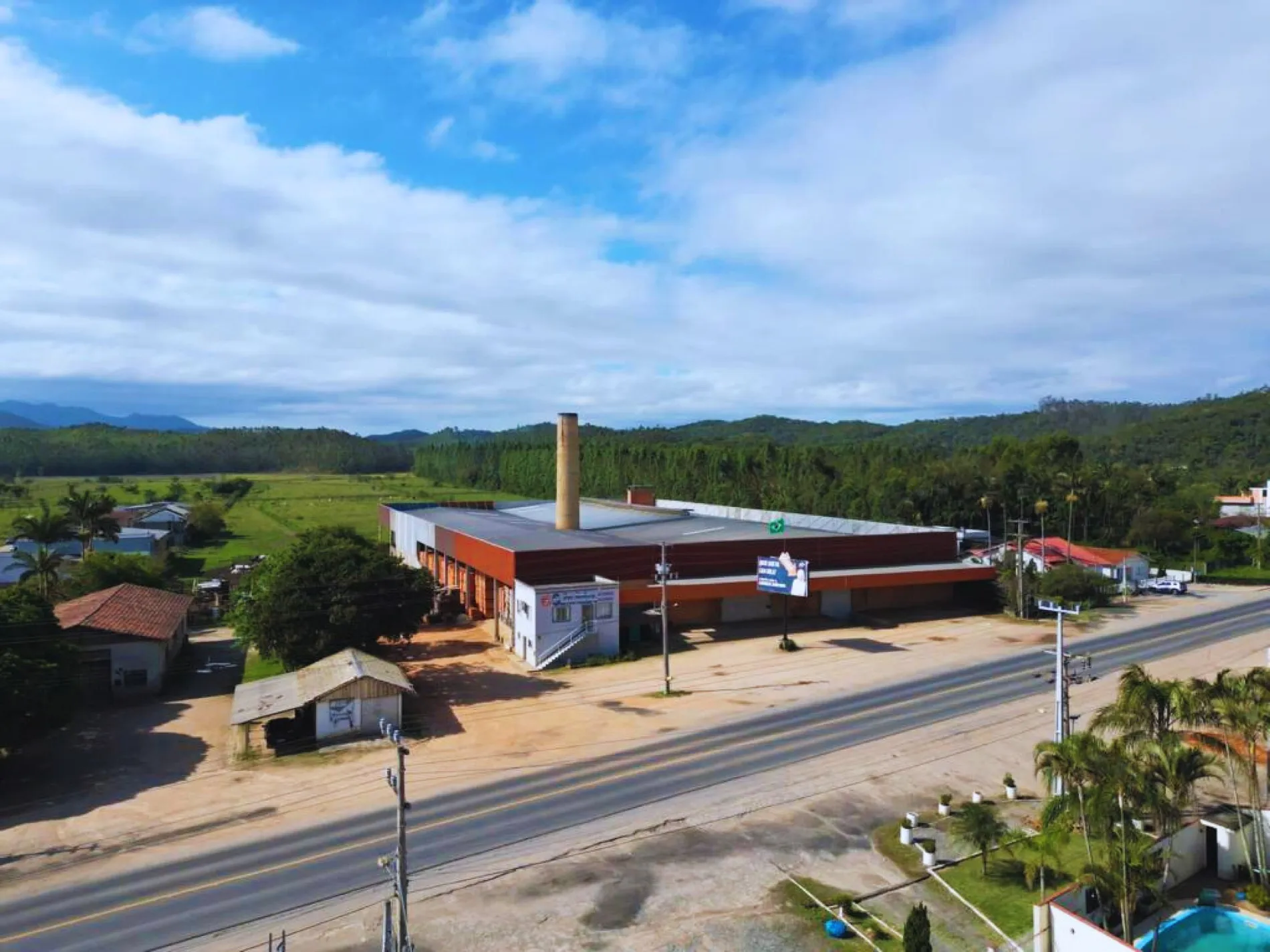 Vista aérea da fábrica na Rodovia SC-410