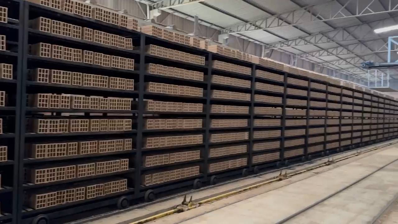 Túnel de secagem da fábrica, com vagões carregados de peças cruas