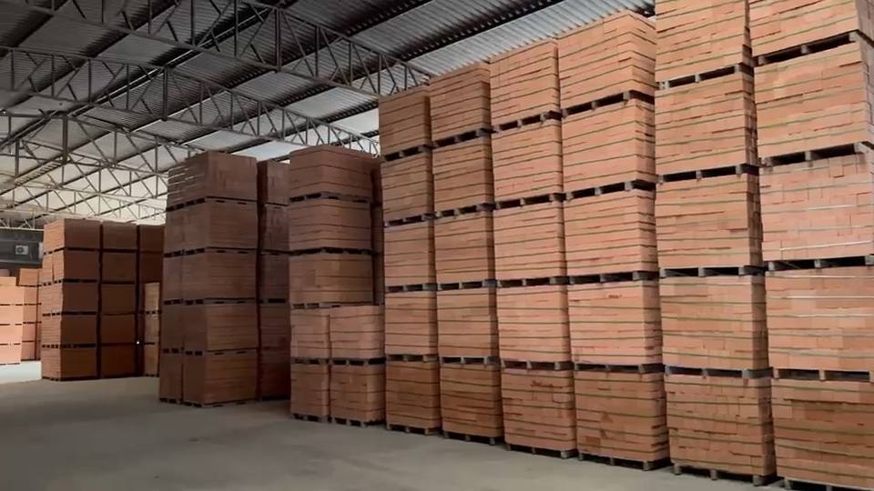 Galpão com paletes prontos para carregamento